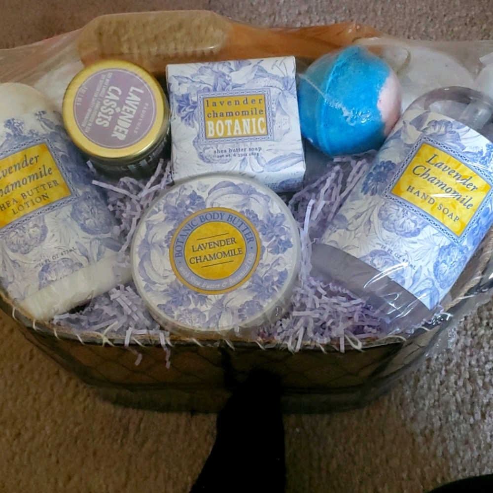 Frontgate  HP lavender lovers wire basket